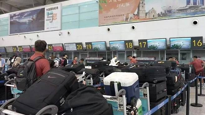 중국 축구국가대표가 한국 출국당시 가지고 나가는 캐리어들. 웨이보 캡처