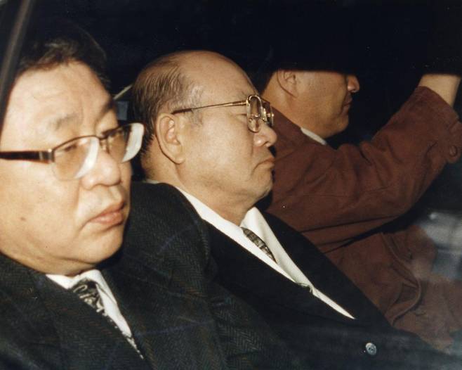 1995년 경기 안양교도소로 압송되는 전두환 전 대통령(가운데). 동아일보DB