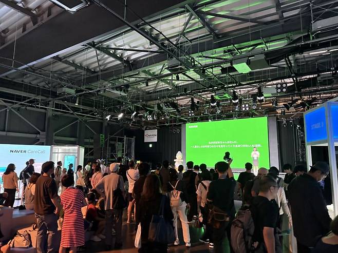 지난 10일 일본 오사카 엑스포에 마련된 ‘네이버 AI 페스티벌: 기술로 연결하는 미래' 전시가 관람객들이 북적이고 있다. 사진=주원규 기자