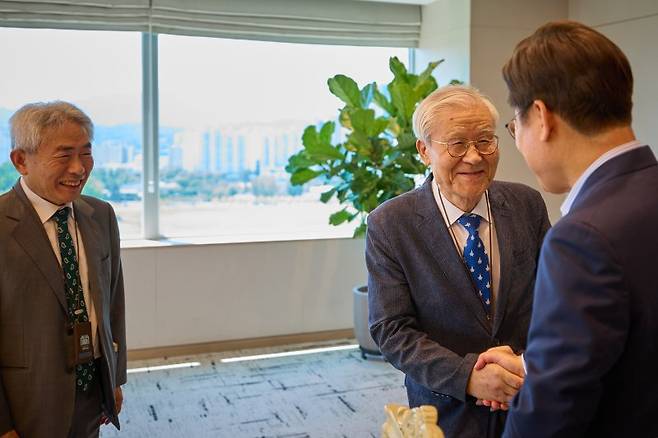 이재명 대통령이 11일 서울 용산 대통령실 청사에서 정규재 전 한국경제 주필(왼쪽), 조갑제 '조갑제닷컴' 대표와 오찬에 앞서 인사하고 있다. 대통령실 제공