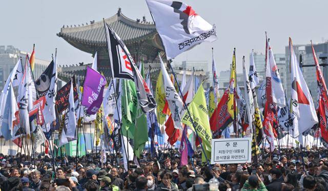 윤석열 전 대통령 탄핵 선고가 이뤄진 4월 4일 서울 종로구 동십자각 앞에서부터 정부서울청사로 행진하는 시민들이 깃발을 들고 환영하고 있다. 최주연 기자