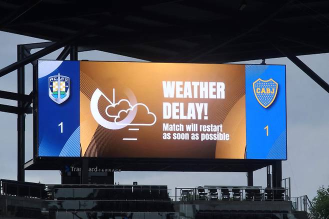 <yonhap photo-3560=""> 오클랜드와 보카 주니어스의 조별리그 경기 도중 뇌우로 경기가 중단된 모습. 게티이미지/AFP=연합뉴스</yonhap>