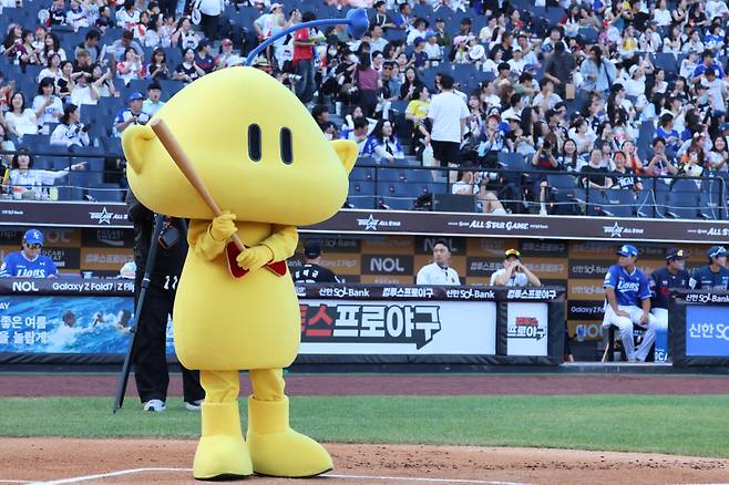 <yonhap photo-3830=""> 시타하는 꿈돌이 (대전=연합뉴스) 강수환 기자 = 11일 오후 대전 한화생명볼파크에서 열린 '2025 KBO 퓨처스 올스타전' 북부 올스타와 남부 올스타의 경기. 대전시 마스코트 꿈돌이가 시타하고 있다. 2025.7.11 swan@yna.co.kr/2025-07-11 18:32:50/ <저작권자 ⓒ 1980-2025 ㈜연합뉴스. 무단 전재 재배포 금지, AI 학습 및 활용 금지></yonhap>