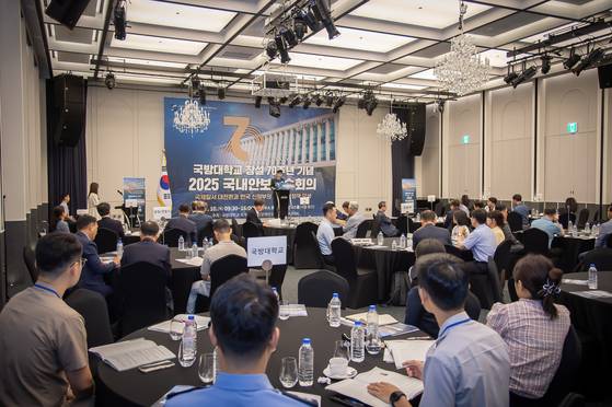 국방대학교 창설 70주년 기념 2025 국내안보학술회의에서 임기훈 국방대 총장(육군 중장)이 환영사를 하고 있다. 국방대