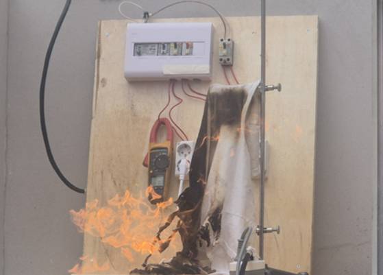 10일 오후 1시쯤 부산 연제구 부산소방재난본부 훈련탑 앞 야외 공간에서 소방대원들이 멀티탭에 과도한 전원을 연결했을 때 어떻게 화재로 이어질 수 있는지 실험하고 있다. 김민주 기자