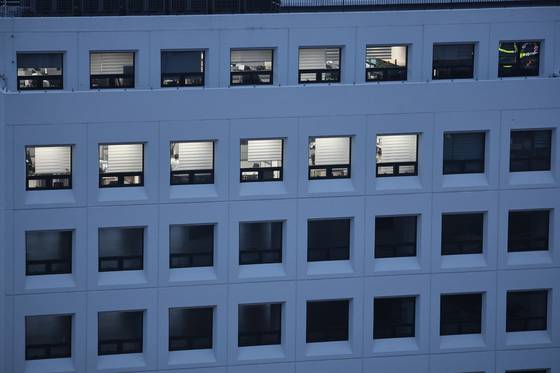 윤석열 전 대통령 배우자인 김건희 여사 의혹을 수사하는 민중기 특별검사팀이 지난 3일 오후 서울 종로구 삼부토건 본사에서 압수수색을 하고 있다. 뉴스1