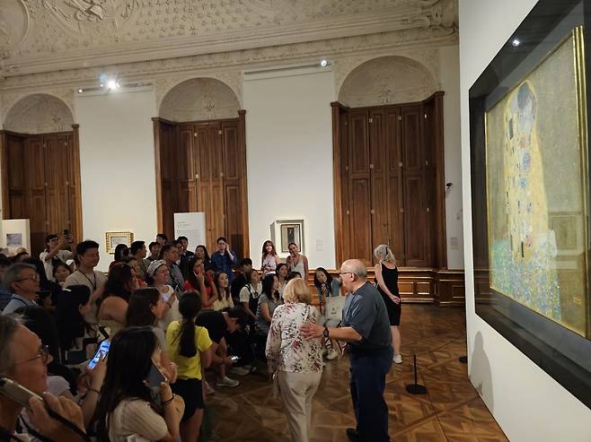 지난 4일 오스트리아 벨베데레 상궁에 전시된 구스타프 클림트의 ‘키스’ 작품을 감상하기 위해 관람객들이 모여있다. 빈=권용훈 기자