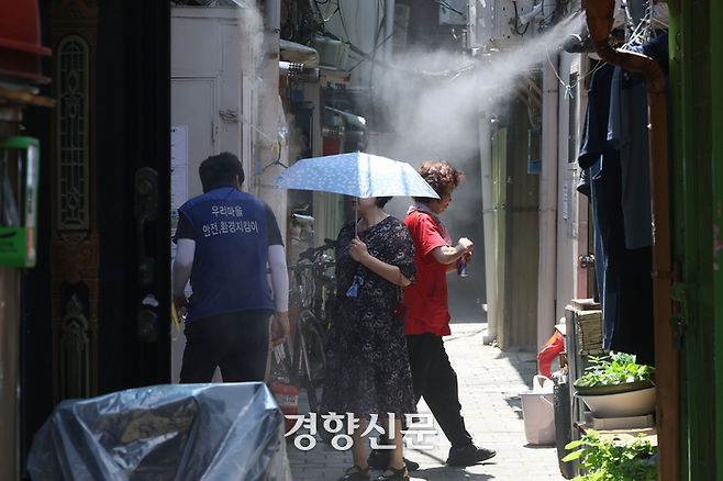 다음 주에는 높은 습도로 인해 체감온도가 더 높은 무더위가 예상된다. 기록적인 폭염이 계속되고 있는 지난 9일 서울 종로구 쪽방촌에 쿨링포그가 가동되고 있다. 한수빈 기자