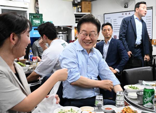 이재명 대통령이 11일 서울 광화문 인근 한식당에서 시민들과 식사하고 있다. 연합뉴스