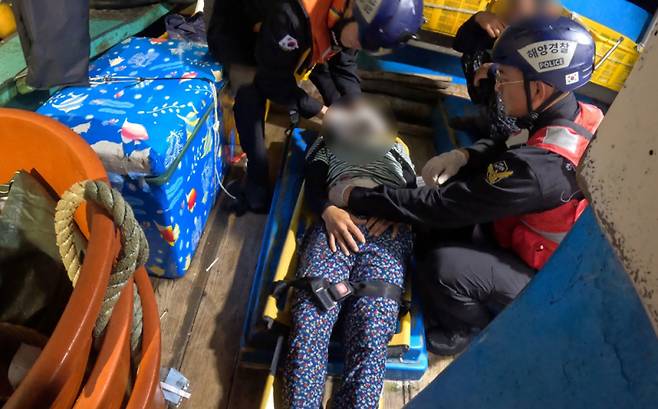 신안군 재원도 인근 해상에서 선장 등 6명이 타고 조업 중이던 새우잡이 배에서 선원이 칼에 찔리는 사고가 발생했다. /목포해경