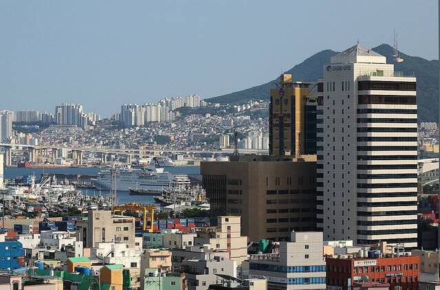 해양수산부는 10일 이전 청사로 부산시 동구에 있는 IM빌딩과 협성타워 두 곳을 임차해 사용하기로 결정했다고 밝혔다. 사진은 해양수산부가 임차하기로 한 IM빌딩(오른쪽 흰색건물)과 협성타워(왼쪽). 두 건물 모두 부산 1호선 부산진역 인근에 있고 북항 재개발지역과 멀지 않다. 연합뉴스