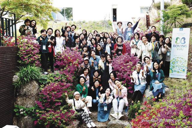 김향숙(원 안) 대표가 지난해 5월 경기도 양평 하이패밀리에서 열린 74차 한국 러빙유에 참가한 사모와 여성 성도들과 시간을 보내고 있다. 김 대표 제공