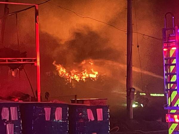 지난 10일 오후 용인 처인구 포곡읍 금어리의 한 종합도소매업체에서 화재가 발생해 소방당국이 진화에 나서고 있다. 독자 제공