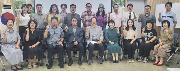 11일 오후 여주시산림조합 SJ여강정원문화센터에서 열린 옛 여주목 관아 청심루 복원을 위한 여주목·청심루 복원추진위원회 준비모임에서 참석자들이 기념촬영을 하고 있다. 유진동기자