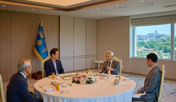 이재명 대통령이 11일 서울 용산 대통령실 청사에서 정규재 전 한국경제신문 주필, 조갑제 '조갑제닷컴' 대표와 오찬 자리를 갖고 있다. 연합뉴스