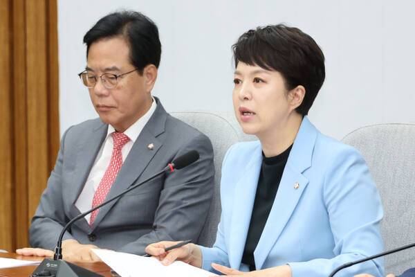 국민의힘 김은혜 원내정책수석부대표(오른쪽)가 20일 서울 여의도 국회에서 열린 원내대책회의에서 발언하고 있다. 연합뉴스