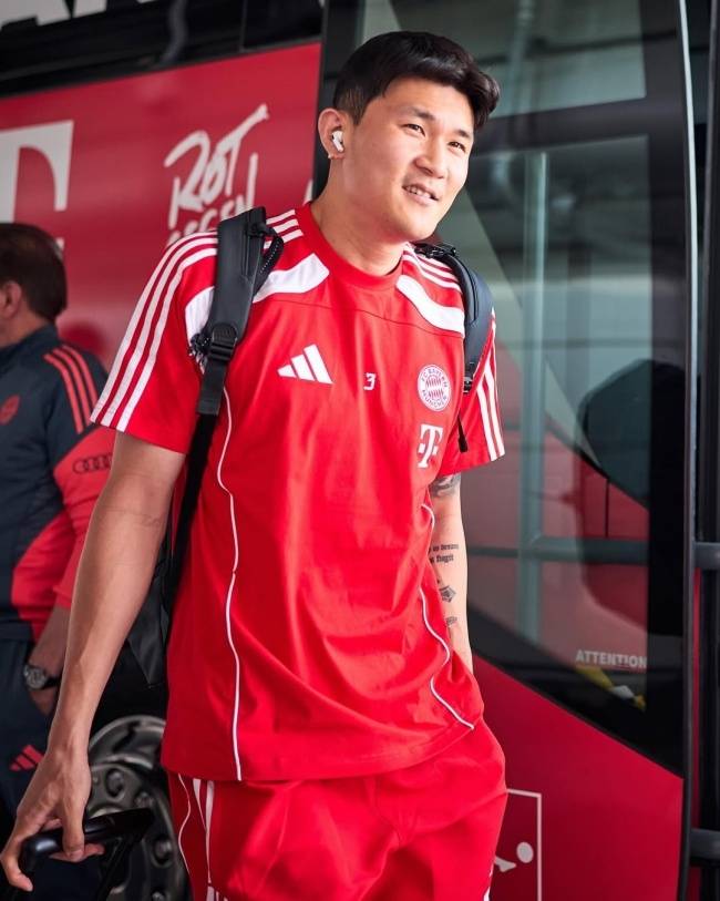 김민재는 뮌헨의 2024-25시즌 독일 분데스리가 우승 주역이다. 김민재는 지난 시즌 리그 27경기에서 2골을 기록했다. 유럽축구연맹(UEFA) 챔피언스리그(UCL) 13경기에선 1골을 넣었다. 김민재는 DFB 포칼컵에서도 2경기에 나섰다. 김민재는 지난 시즌 교체로 나선 적이 없다. 모두 선발 출전이었다. 김민재는 팀을 위해 희생했다. 김민재는 아킬레스건 부상이 점점 심해지는 상황 속 투혼을 아끼지 않으며 팀의 리그 챔피언 탈환에 앞장섰다. 사진=바이에른 뮌헨 SNS