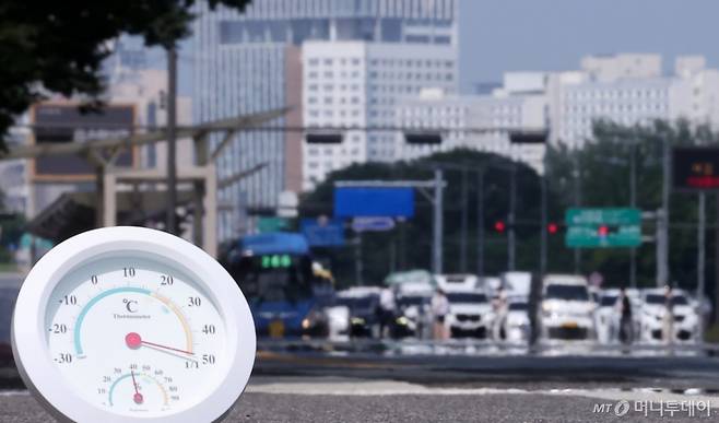 (서울=뉴스1) 김성진 기자 = 서울 기온이 37.1도까지 오르면서 근대적인 기상관측을 시작한 이래 7월 상순 기온으론 역대 최고치를 기록한 8일 서울 영등포구 여의도 일대 뜨겁게 달궈진 아스팔트 위로 아지랑이가 피어오르고 있다. 종전 서울(종로구 서울기상관측소 기준) 7월 상순 최고기온은 1939년 7월 9일 기록된 36.8도로 86년 만에 신기록이 세워졌다. 2025.7.8/뉴스1 Copyright (C) 뉴스1. All rights reserved. 무단 전재 및 재배포, AI학습 이용 금지. /사진=(서울=뉴스1) 김성진 기자