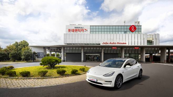 롯데렌탈이 2100억원 규모의 제3자 배정 유상증자를 추진하자 소액주주들이 반기를 들었다. 사진은 롯데렌터카 제주 오토하우스. /사진=롯데렌탈