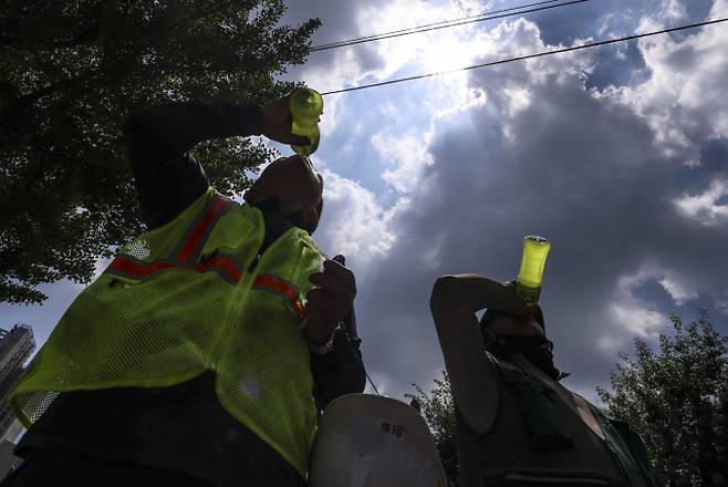 "목탄다 목타". 사진은 지난 9일 연일 폭염이 지속되는 가운데 서울 시내의 한 건설현장 노동자가 더위를 식히기 위해 이온음료를 마시고 있는 모습. /사진=뉴시스