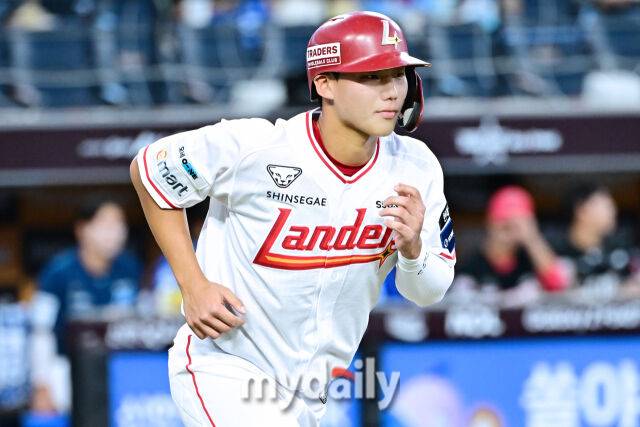 11일 대전 한화생명 볼파크 야구장에서 열린 2025 신한 SOL뱅크 KBO 올스타 프라이데이' 남부 올스타(상무·KT·삼성·NC·롯데·KIA) - 북부 올스타(한화·SSG·LG·두산·고양 히어로즈) 경기. 북부 최윤석(SSG)이 5회 1사에 볼넷으로 출루하고 있다./대전=한혁승 기자 hanfoto@mydaily.co.kr