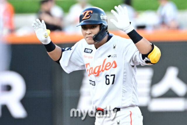 11일 대전 한화생명 볼파크 야구장에서 열린 2025 신한 SOL뱅크 KBO 올스타 프라이데이' 남부 올스타(상무·KT·삼성·NC·롯데·KIA) - 북부 올스타(한화·SSG·LG·두산·고양 히어로즈) 경기. 북부 한지윤이 3회에 2타점 적시타를 친 후 기뻐하고 있다./대전=한혁승 기자 hanfoto@mydaily.co.kr