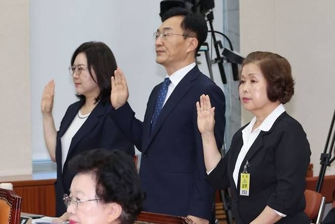 10일 국회 교육위원회 리박스쿨 청문회에 참석한 손효숙 리박스쿨 대표(오른쪽), 장신호 서울교육대학교 총장(가운데), 이수정 단국대 교수가 증인 선서를 하고 있다. (출처:연합뉴스)