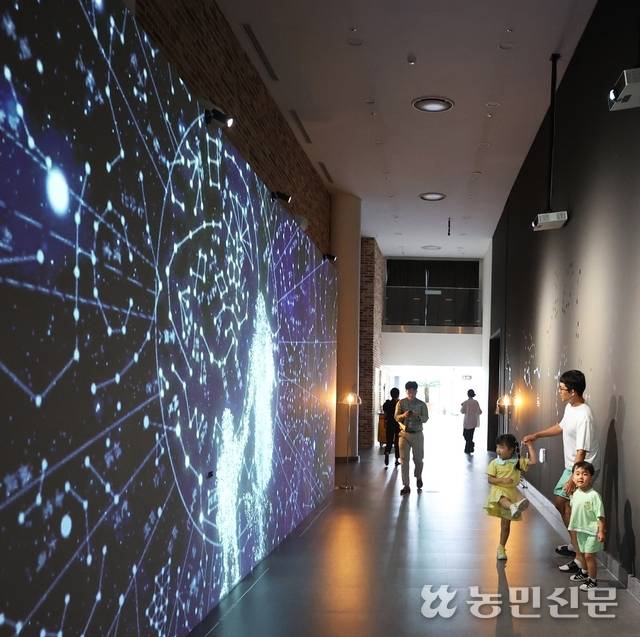 기획전 복도에 마련된 관람객 참여형 전시.