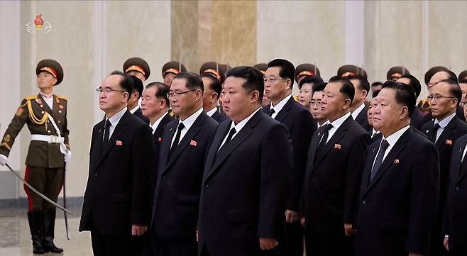 김정은 북한 국무위원장이 김일성 주석 사망 31주기를 맞아 8일 0시 금수산태양궁전을 참배했다고 조선중앙TV가 8일 보도했다. 조선중앙TV