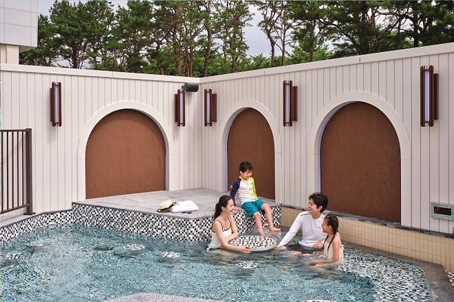 1일 재개장한 충남 예산 스플라스 스파&워터파크의 무드 스파. 스플라스 제공