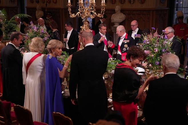 영국을 국빈 방문한 에마뉘엘 마크롱 프랑스 대통령과 부인 브리지트 마크롱 여사가 8일(현지시간) 찰스 3세 영국 국왕이 윈저성에서 주최한 국빈 만찬에 참석해 건배하고 있다. 2025.7.9 버크셔 로이터 연합뉴스