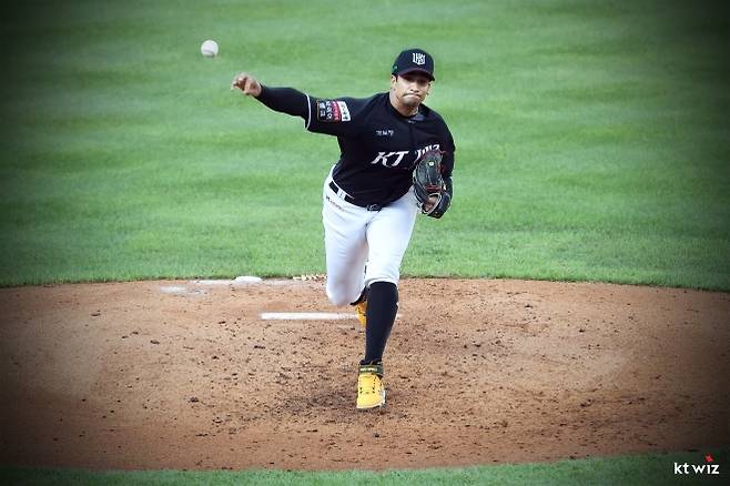 kt 위즈 윌리엄 쿠에바스가 6월 14일 대구 삼성라이온즈파크에서 열린 2025 KBO리그 정규시즌 삼성 라이온즈와의 원정 경기에서 공을 던지고 있다. kt 위즈 제공