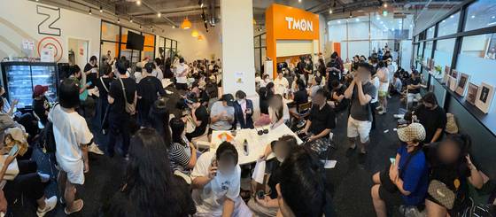 지난해 서울 강남구 티몬 신사옥에서 '판매 대금 미정산 사태'로 피해를 입은 소비자들이 환불 현장 접수를 위해 기다리고 있다. /뉴스1