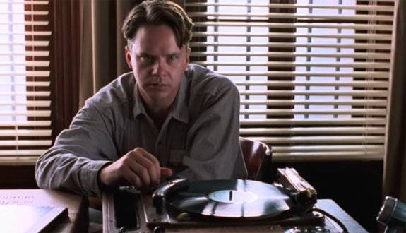 영화 ‘쇼생크 탈출’의 주인공 앤디 듀프레인(팀 로빈스)이 모차르트의 오페라 ‘피가로의 결혼’ LP를 골라 3막에 나오는 ‘편지의 이중창(Che soave zeffiretto)’을 교도소장 사무실에서 틀어주는 장면. IMDB