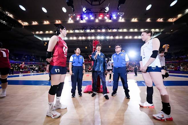10일 일본 지바에서 열린 2025 국제배구연맹(FIVB) 발리볼네이션스리그(VNL) 경기를 앞둔 강소휘(왼쪽) 등 양 팀 주장과 심판진. /사진=FIVB 제공