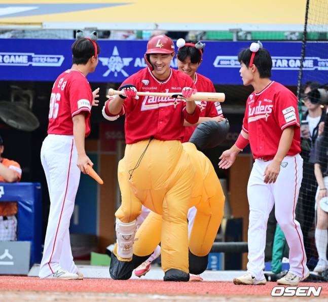 SSG의 이승민(가운데)이 지난해 인천SSG랜더스필드에서 열린 2024 KBO 퓨처스 올스타전에서 자신의 별명인 적토망아지에 걸맞은 말 분장을 하고 첫 타석에 들어서고 있다.