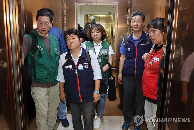 민주노총, 최저임금위 퇴장 (세종=연합뉴스) 배재만 기자 = 최저임금위원회 근로자위원 중 이미선 민주노총 부위원장(왼쪽 두 번째)을 비롯한 민주노총 소속 위원들이 10일 정부세종청사에서 열린 최저임금위원회 제12차 전원회의 도중 심의를 거부하고 퇴장하고 있다. 2025.7.10 scoop@yna.co.kr