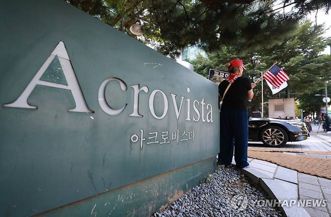 해병특검, 'VIP 격노설' 윤석열 전 대통령 압수수색 착수 (서울=연합뉴스) 신현우 기자 = 채상병 사건 수사방해 의혹을 수사하는 이명현 순직해병 특검팀이 11일 수사외압 의혹의 '정점'으로 지목된 윤석열 전 대통령에 대한 압수수색에 나섰다. 사진은 이날 서울 서초구 윤 전 대통령 사저 앞. 2025.7.11 nowwego@yna.co.kr