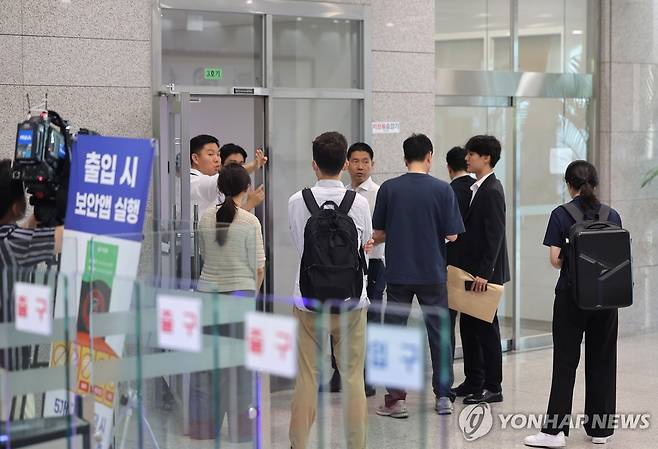 국방부 대변인실 등 압수수색 나선 순직해병특검팀 (서울=연합뉴스) 류영석 기자 = 해병대 채 상병 사건 수사방해 의혹을 수사하는 이명현 순직해병특검팀이 수사외압 의혹의 단초가 된 'VIP 격노설' 수사를 위해 10일 서울 용산구 국방부 청사에 도착, 압수수색에 나서고 있다. 2025.7.10 ondol@yna.co.kr