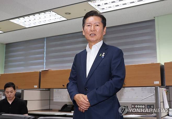 기자간담회하는 정청래 (전주=연합뉴스) 임채두 기자 = 더불어민주당 당 대표 후보인 정청래 의원이 11일 전북특별자치도의회 기자간담회에서 발언하고 있다. 2025.7.11 doo@yna.co.kr