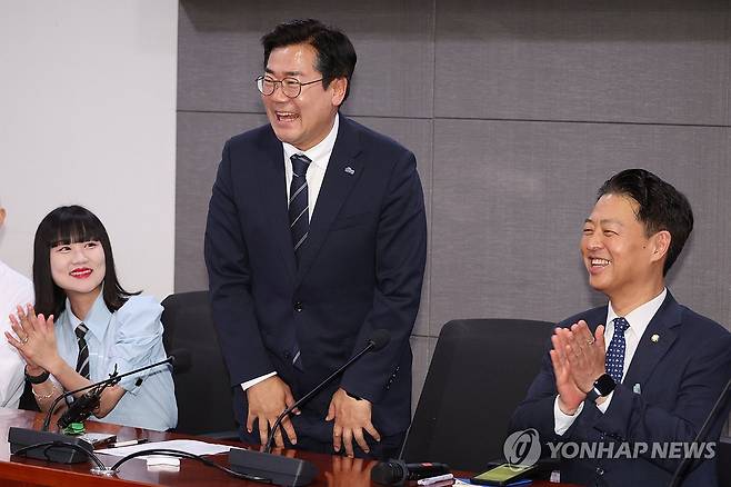 청년 당원들에게 인사하는 박찬대 의원 (서울=연합뉴스) 김주성 기자 = 더불어민주당 당대표 후보인 박찬대 의원이 11일 서울 여의도 국회 의원회관에서 열린 서울·경기·인천의 청년 당원들과의 간담회에서 인사하고 있다. 2025.7.11 utzza@yna.co.kr