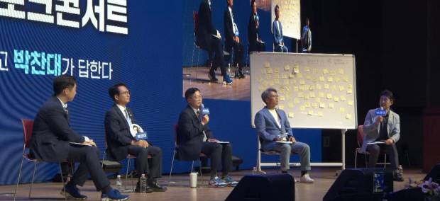 더불어민주당 박찬대(가운데) 당대표 후보가 12일 광주시 서구 김대중 컨벤션센터에서 열린 토크콘서트에서 발언을 하고 있다.