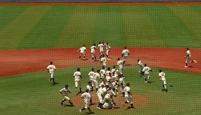 청룡기 고교야구대회에서 우승한 덕수고 선수들. 사진=중계화면 캡처