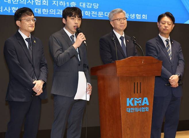 12일 서울 용산구 대한의사협회에서 이선우 대한의과대학·의학전문대학원학생협회 비대위원장(왼쪽 두번째)이 박주민 국회 보건복지위원장, 김택우 대한의사협회장, 김영호 국회 교육위원장 등과 ‘의과대학 교육 정상화를 위한 공동 성명서’를 발표한 뒤 취재진의 질의에 답하고 있다.(사진=연합뉴스)