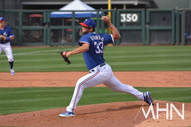 (데인 더닝의 투구 모습)