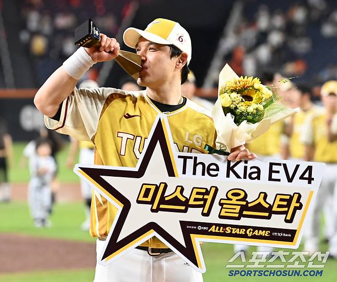 12일 대전 한화생명볼파크에서 열린 2025 KBO 올스타전, 미스터 올스타 LG 박동원이 트로피에 키스하고 있다. 대전=허상욱 기자wook@sportschosun.com/2025.07.12/