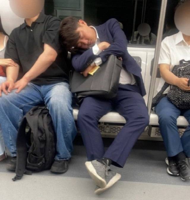 과거 이 의원이 지하철 4호선에서 옆 승객 어깨에 기대 잠든 모습. /온라인 커뮤니티 갈무리