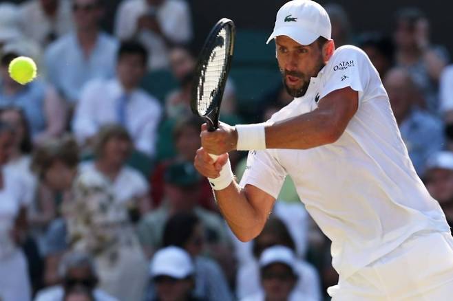 조코비치가 2025 윔블던 남자단식 4강전에서 시너를 상대하고 있다. 사진/ATP 투어