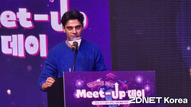 국제 CTF 대회 1위 경력의 라즈바르단 아가왈이 초청강연을 하고 있다.