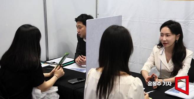 서울 강남구 코엑스에서 열린 강남구 취업박람회를 찾은 구직자들이 현장 면접을 보고 있다.
